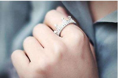 女生食指上带戒指是代表什么