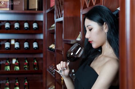女生喝红酒最近火的文案（共计111段）