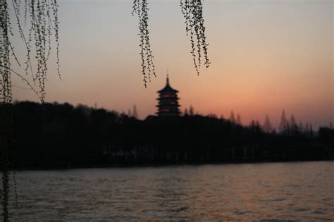 杭州净慈寺藏在西湖，角角落落都美，门票不贵但是周边消费太高