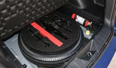 速騰汽車三角架使用后怎么收起