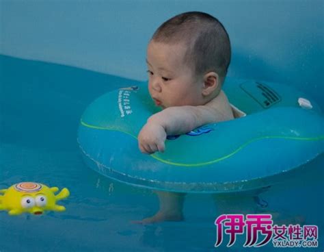 婴儿游泳戴脖圈的步骤
