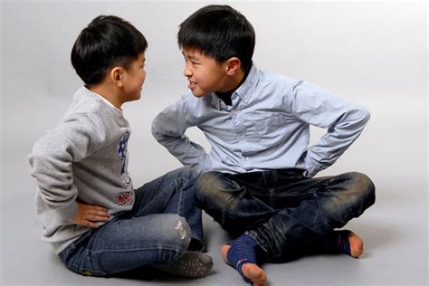 小朋友在玩玩具时发生了争吵应该怎么办