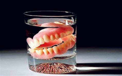 假牙跟活动牙的区别