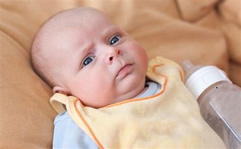 婴儿吃奶时身体颤抖是怎么回事