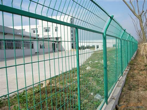 高速公路鐵絲網圍欄是怎么樣做