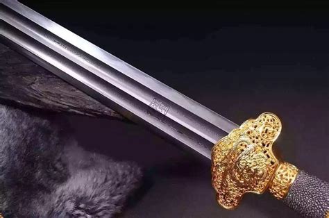 周正武龍泉?jiǎng)Υ蟾哦嗌馘X一把?