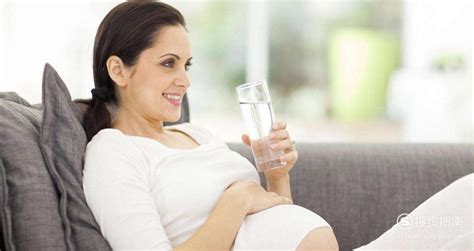 孕妇喝水可防止便秘