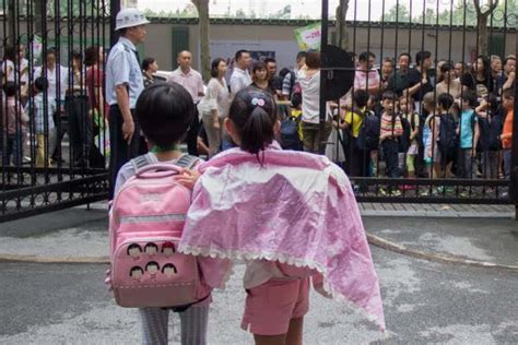 女子在家接生孩子