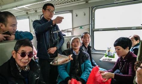 中国唯一“不收钱”一趟火车：男女老幼都可乘坐，还能在车厢卖菜