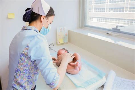 警花帮忙哺乳婴儿