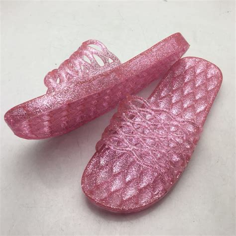 雪地靴的鞋底材質一般怎麼區(qū)分？各有什么優(yōu)缺點呢？