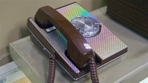 是手摇式电话最早出现的?还是转盘式电话最早出现的?