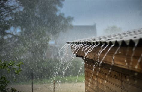 外面下大雨屋里下小雨文案