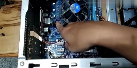 電腦主機打開,但是顯示屏不亮是什么原因