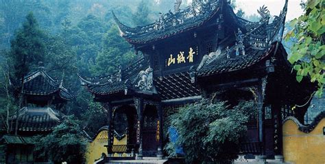 青城山地处哪里?