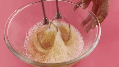 制作蛋糕用電動打蛋器需要打多長時間才能做出一個好蛋糕.(家里沒烤箱)