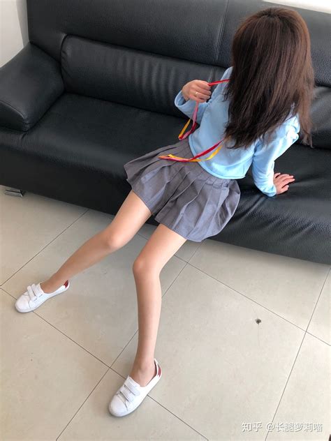 姐姐逼弟弟穿黄色连衣裙