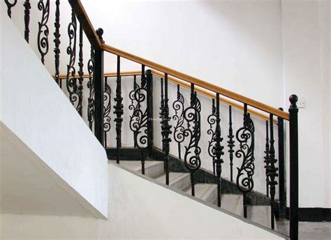 家里楼梯扶手是怎么安装?