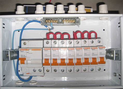 誰知道家庭電路中配電箱如何接線~~~