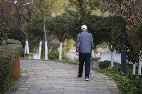 一个人独自散步的文案