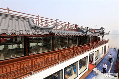浙江：钱塘江上最大游船“钱印”号正式首航