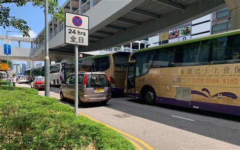 香港66辆旅游巴士慢驶游行：效益跌9成，希望尽快息乱