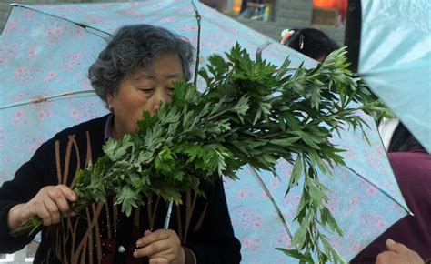 在农村,端午节往大门上插艾草是什么意思?