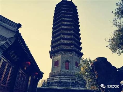 北京通州“燃灯塔”传说塔底有一井，通东海，有蛟龙，顶有一榆树