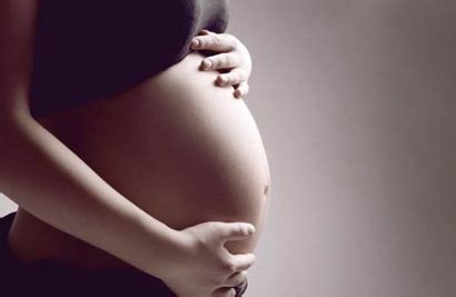 外国人怀孕九个月肚子又尖又大