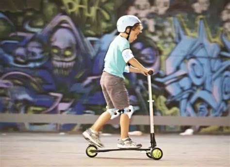 小宝宝滑滑板车的视频