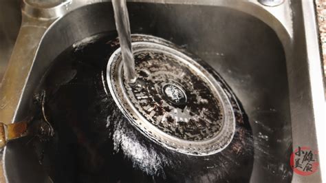 炒菜锅用久了,锅底产生的油垢如何去除