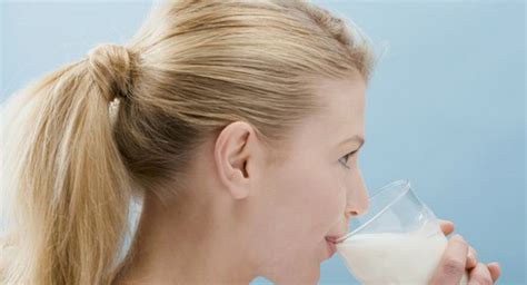 女孩喝牛奶多了会发育过早吗