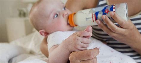 请问孩子正确的喂奶瓶姿势是怎样的？