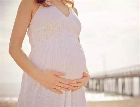 老婆怀孕半夜肚子疼老公给揉肚子