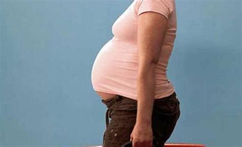 孕妇大肚子阵痛不断摸肚子