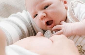 生后三十分钟内让婴儿吸吮妈妈乳头好处多