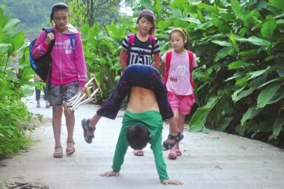 5岁学生搭桥抬男孩上泰山