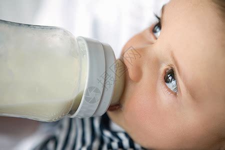 宝宝喜欢喝母乳不喜欢喝奶粉